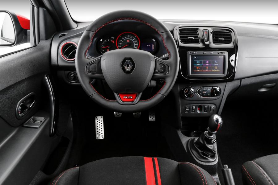 Торпедо Renault Sandero R.S. 2.0 Racing Spirit 2017 года  (фото 11 из 30)